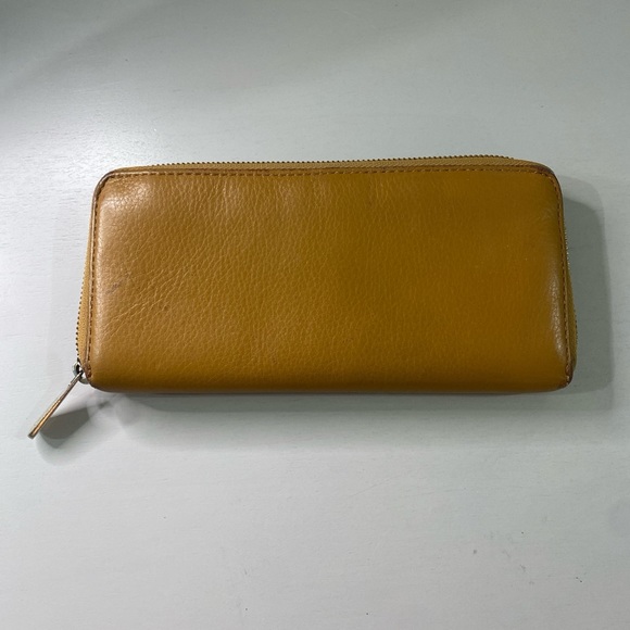 Micheal Kors Hand Wallet - Picture 2 of 4